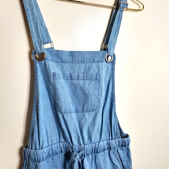 **SOLD** Overall shorts chambray denim with pockets !! Small - Picture 3 of 5